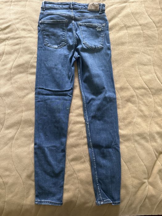 Тъмносини разкъсани дънки