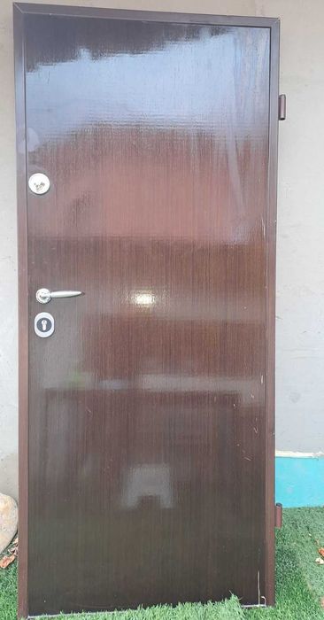 Блиндирана входна врата с каса