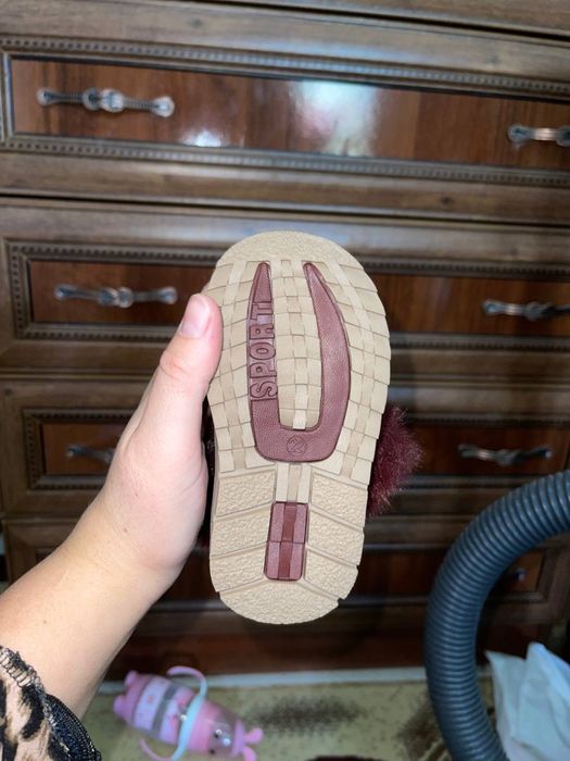 qizchalar uchun issiq ugichalar razmeri 22-23 bor ikki juft