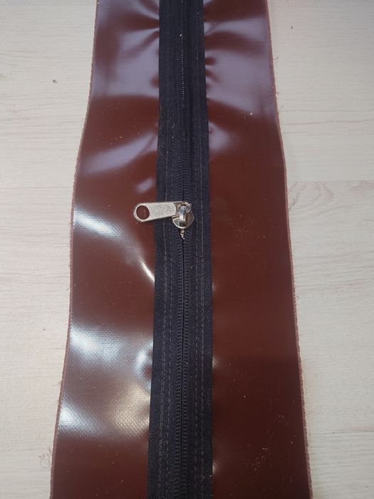 Fermoar cusut pe poliplan