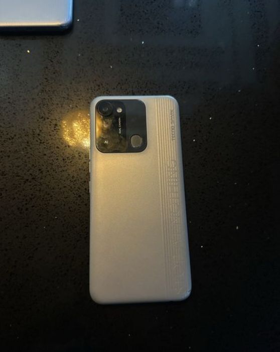Tecno spark 8 c.  Sotiladi aybi yoʻq idyal