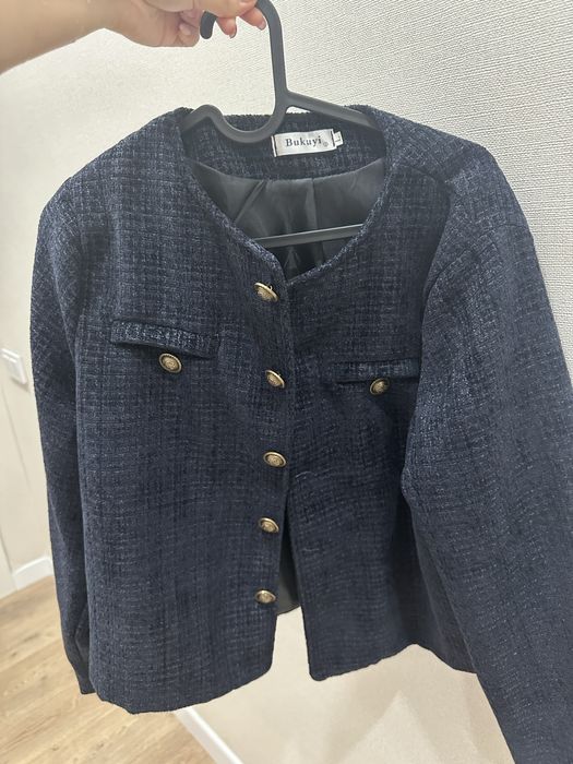 Пиджаки темно синий, бежевый