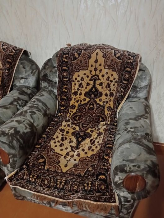 Продам два удобных б/у кресла очень крепкие