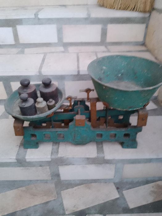 Продавам стар кантар и голяма медна чиния