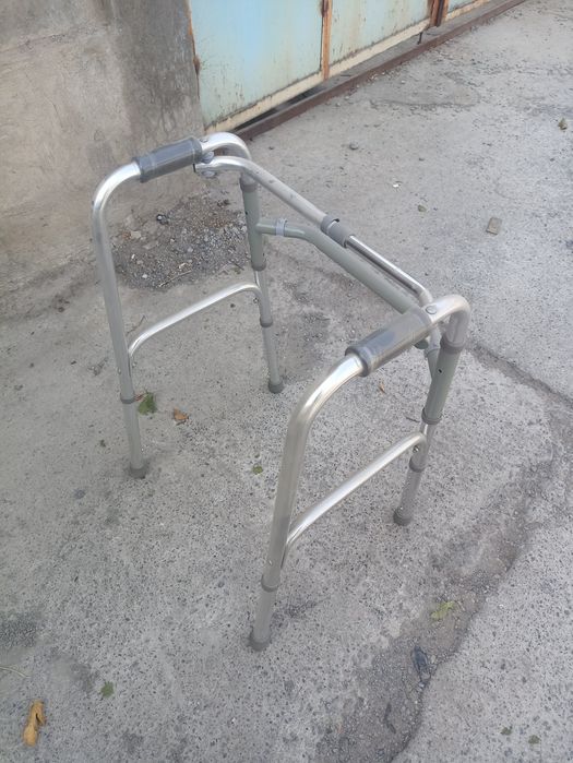 Коляска инвалидная и ходунки