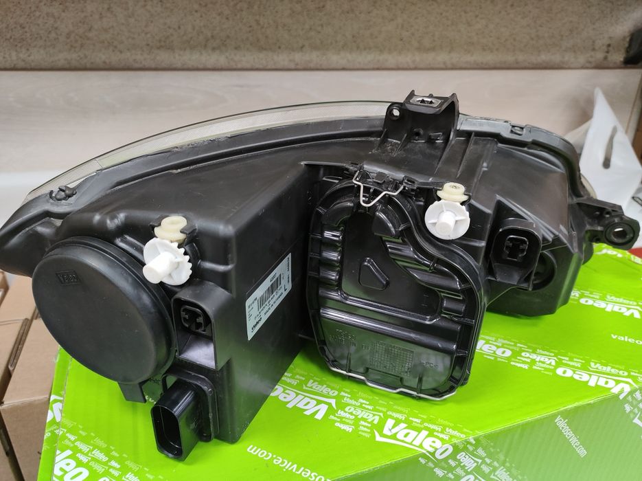 НОВ оригинален ляв фар Valeo 043337 за SEAT