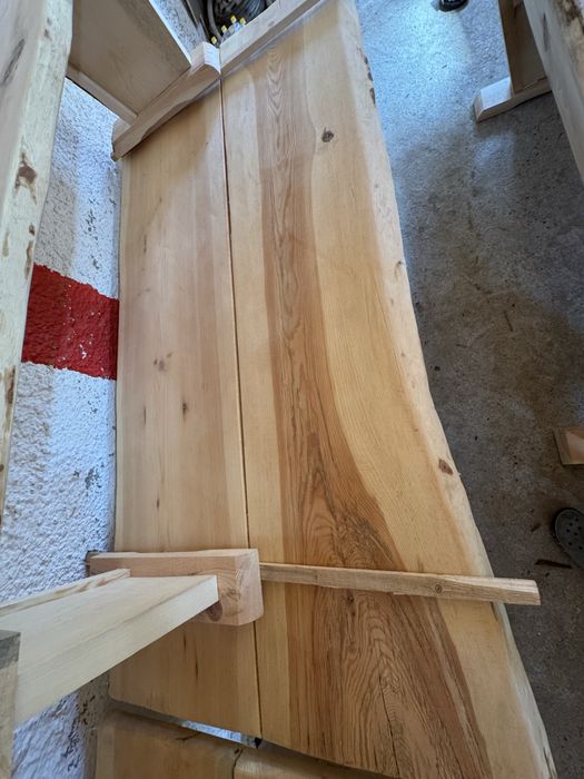 Дървена маса с пейки