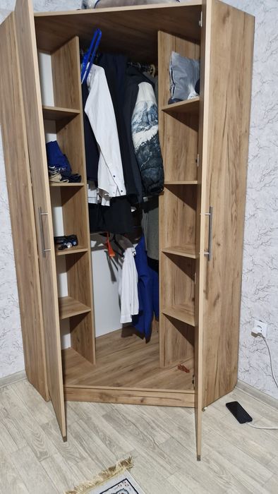 Шкаф угловой очень вместительный