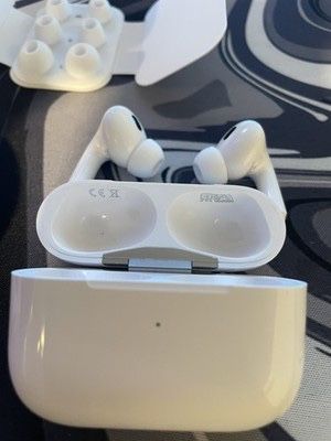 Vand Airpods Pro 2 cu Noise Cancelling Noi