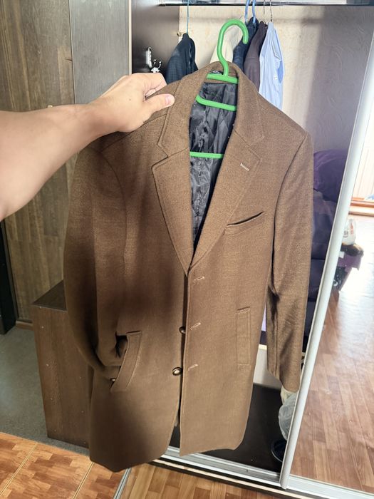 Продаются пальто, пиджаки, рубашки, футболки и брюки