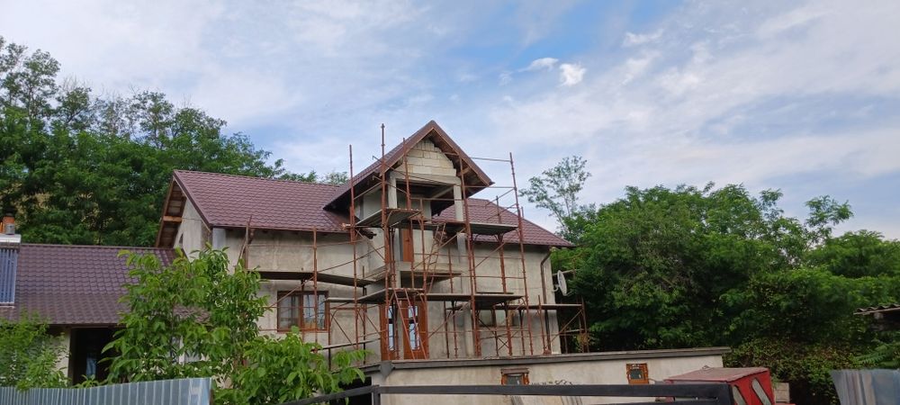 Execut lucrări: fundații, zidărie, acoperisuri, tencuieli, izolații.
