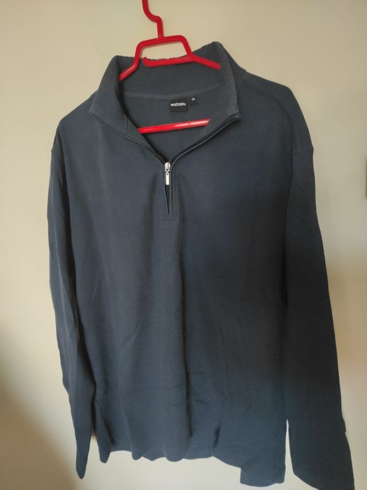 Pulovere, jersee, mărimi diferite, modele diferite, culori diferite.