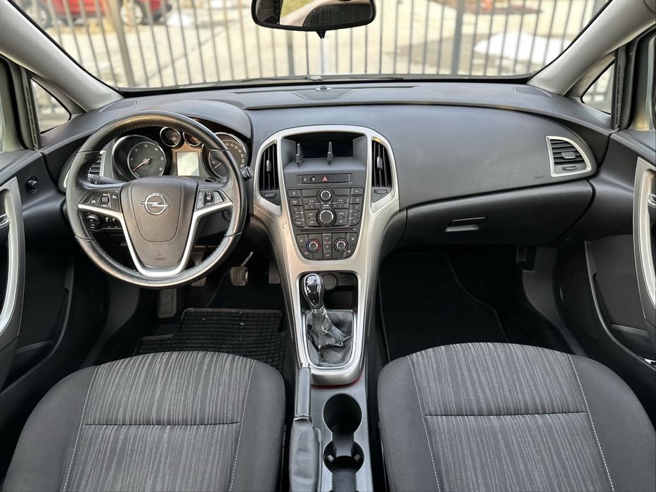 Opel Astra J Hatchback/ 1.7CDTI//6+1Trepte 2010/Euro5/anvelope Noi/ Climatronitc/Foarte intretinut