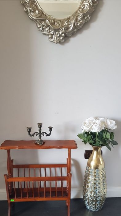 Măsuță veche pentru cafea și ziare/reviste