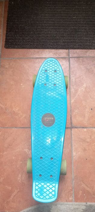 Skateboard albastru pentru stradă
