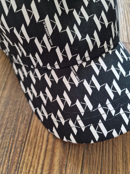 Страхотна шапка с козирка KARL LAGERFELD