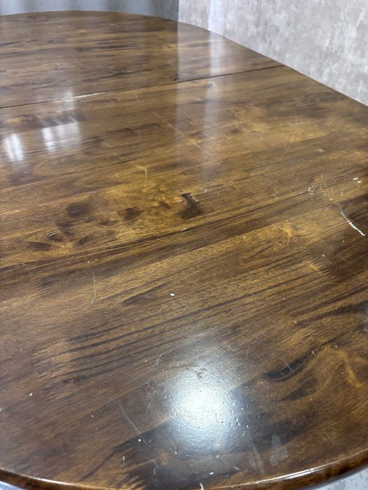 Стол из натурального дерева.