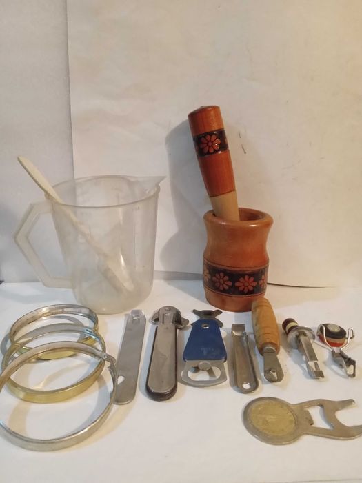 Овощерезка , кастрюли, ступка сковорода,крышки и др. дом.предметы.