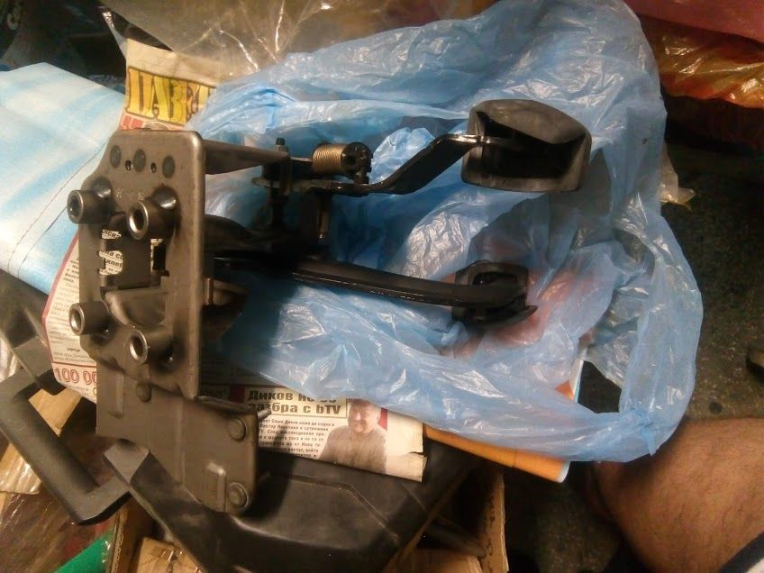 Продавам части от пежо 207-мокет, заден мост и стойка педали.