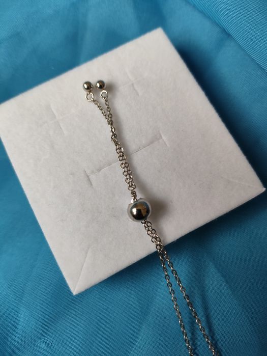 Сребърна гривна с  кръг и камъни