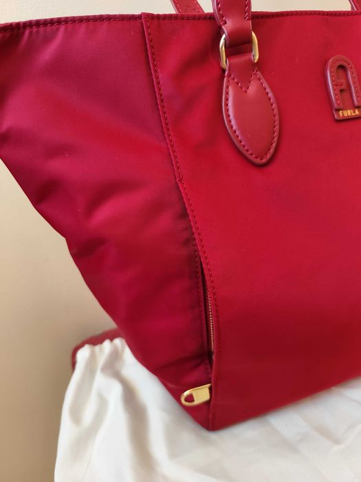 Чанта Furla в наситено червено