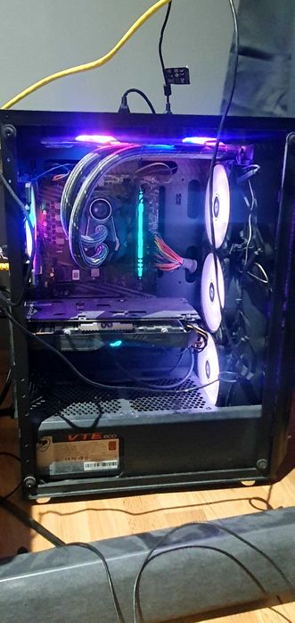 Продавам компютър