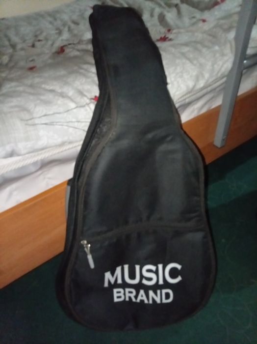 Akustik gitara holati yangi