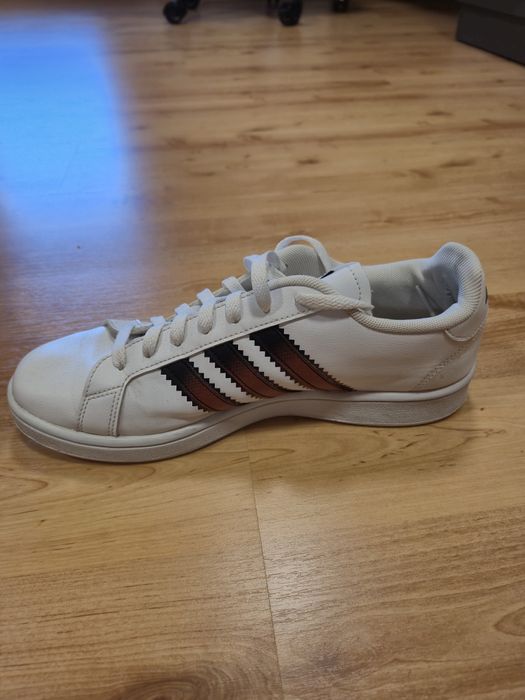 Бели обувки Adidas