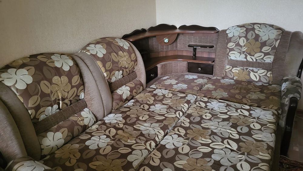 Срочно продам диван с креслом