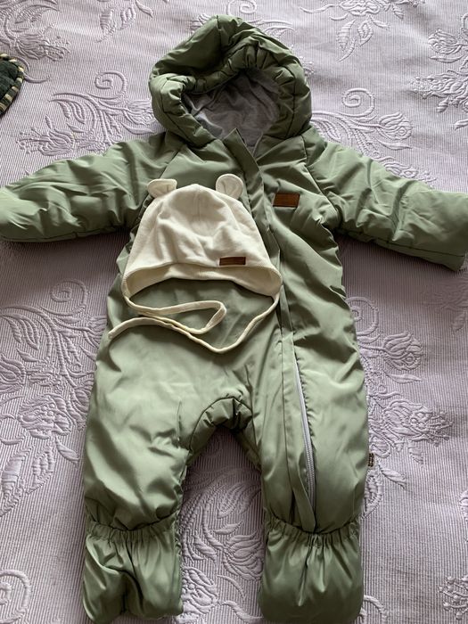 Продам комбенизон как новая на рост 74 ,плюс шапка покупали в крохе