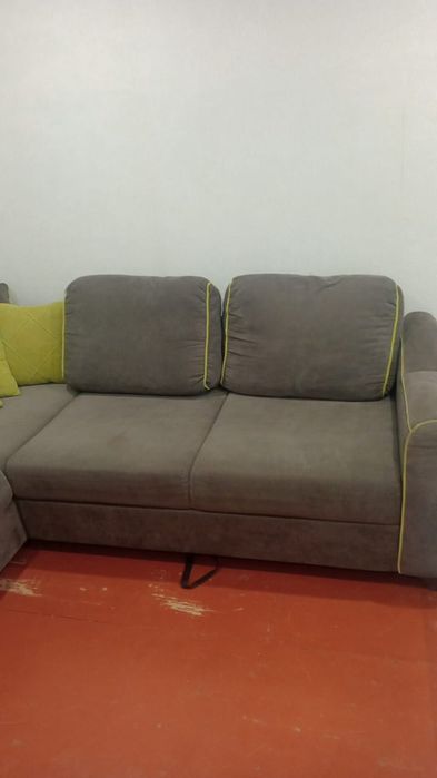 Угловой диван с ящиками.