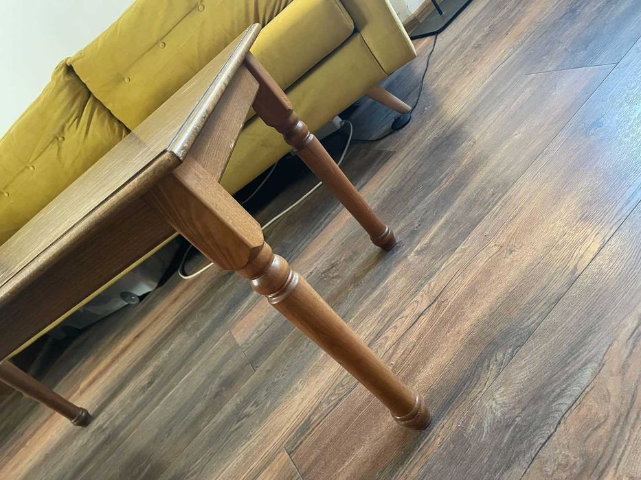 Холна маса от масив и дъбов фурнир.