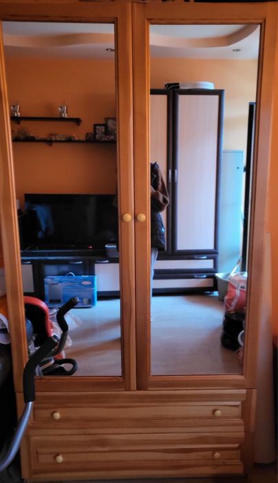 Гардероб с огледални врати