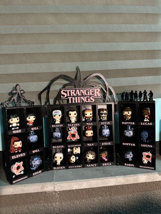 Продавам поставка за фигурки от сериала Stranger Things