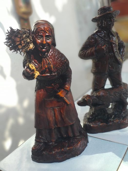 Statui din răşină pe toclu din lemn sunt de proveniență din Franta !