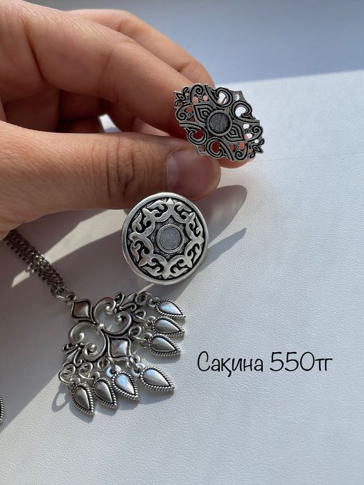 Жалаңаш, артық салмақты әйелдердің үлкен фотосуреттері