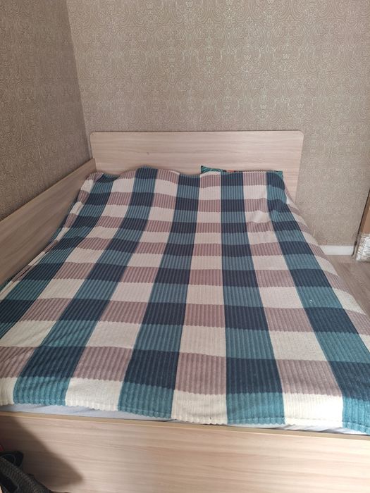 Продам кровать 200×160 с полками и матрасом