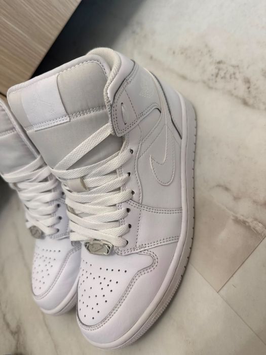 Vand adidasi jordan marimea 41 aproape ca noi