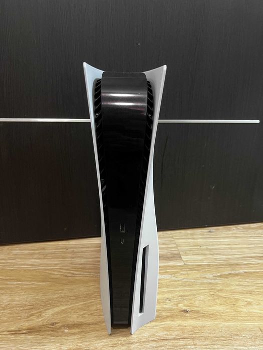 Vând Playstation 5 Standard Edition [cu disc]