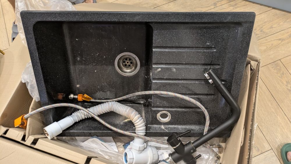 Раковина черная.