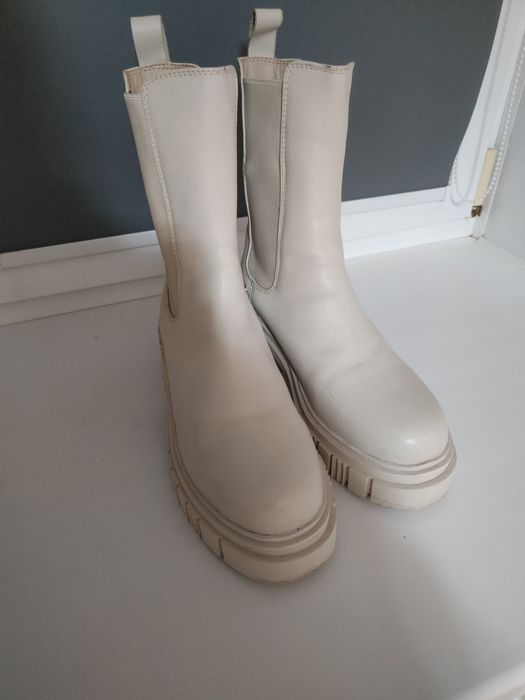 Зимние белые сапоги