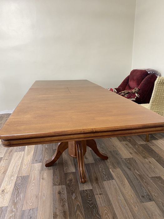 Гостинный стол со стульями