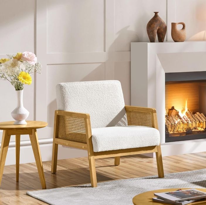 Модерно кресло с ратанови страни