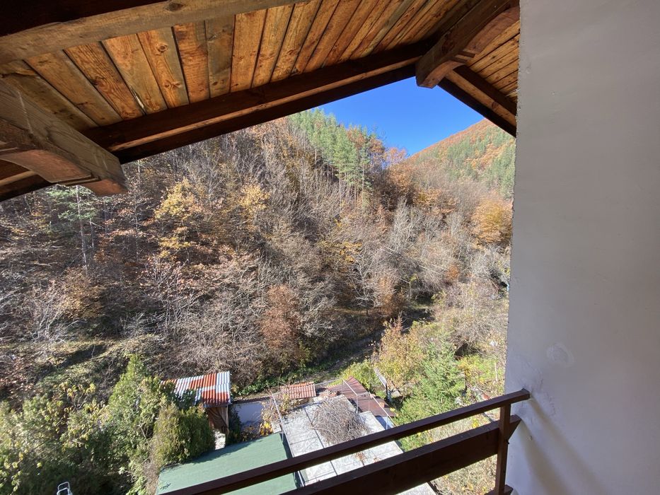 Къща на четири нива с изграден басейн област София