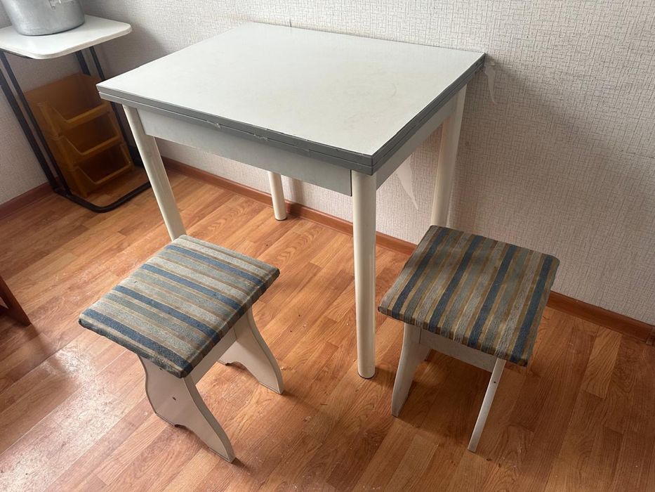 Кухонный стол белый с табуретами, полка подвесная, столик кухонный