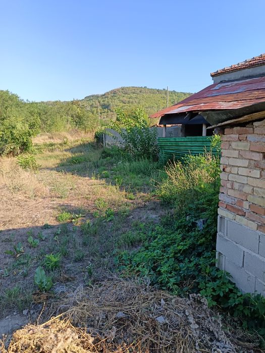 Продам имот площта е 2300до комплекс Барите