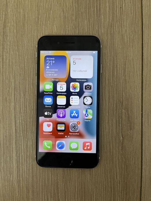Продам iPhone SE 2020 (64 GB)