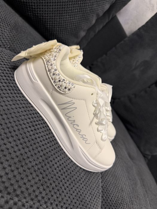 Adidași mireasa noi