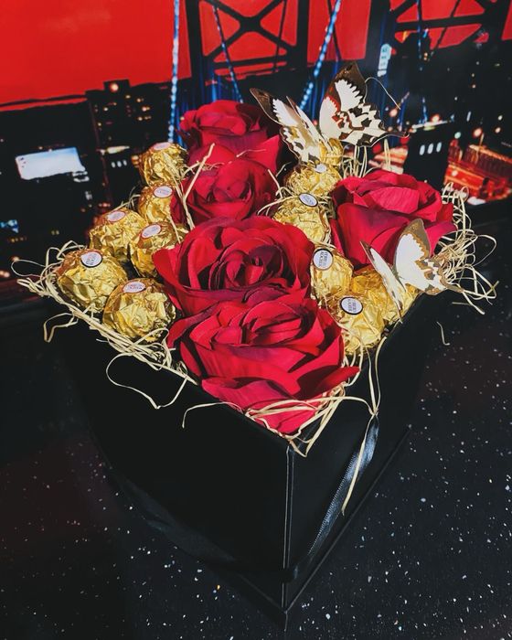 Мечета, букети, сърца и кутии с букви от вечни рози