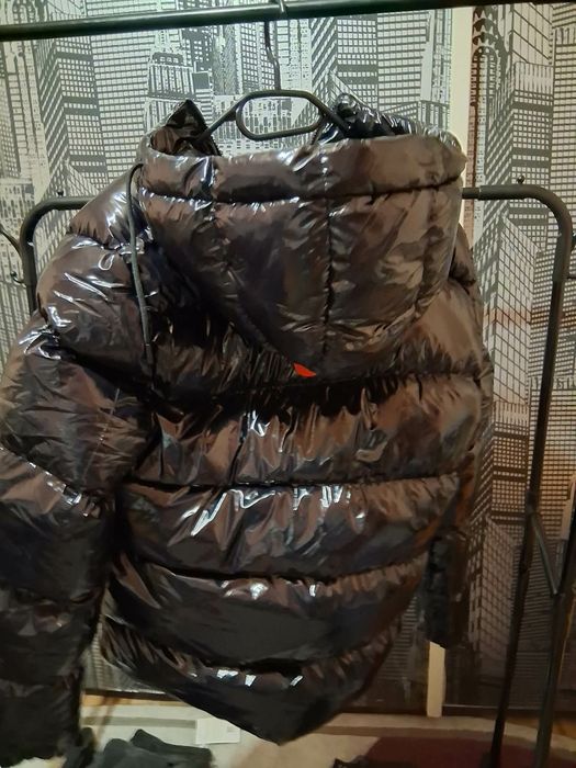 Vând geacă S, disponibil.